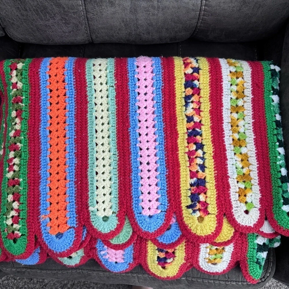 Vintage Scalloped hem multicolored afghan